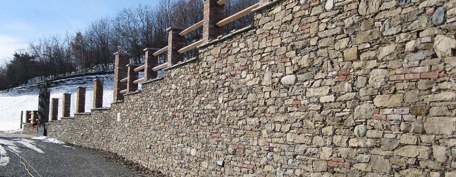 Costruzione muro in pietra